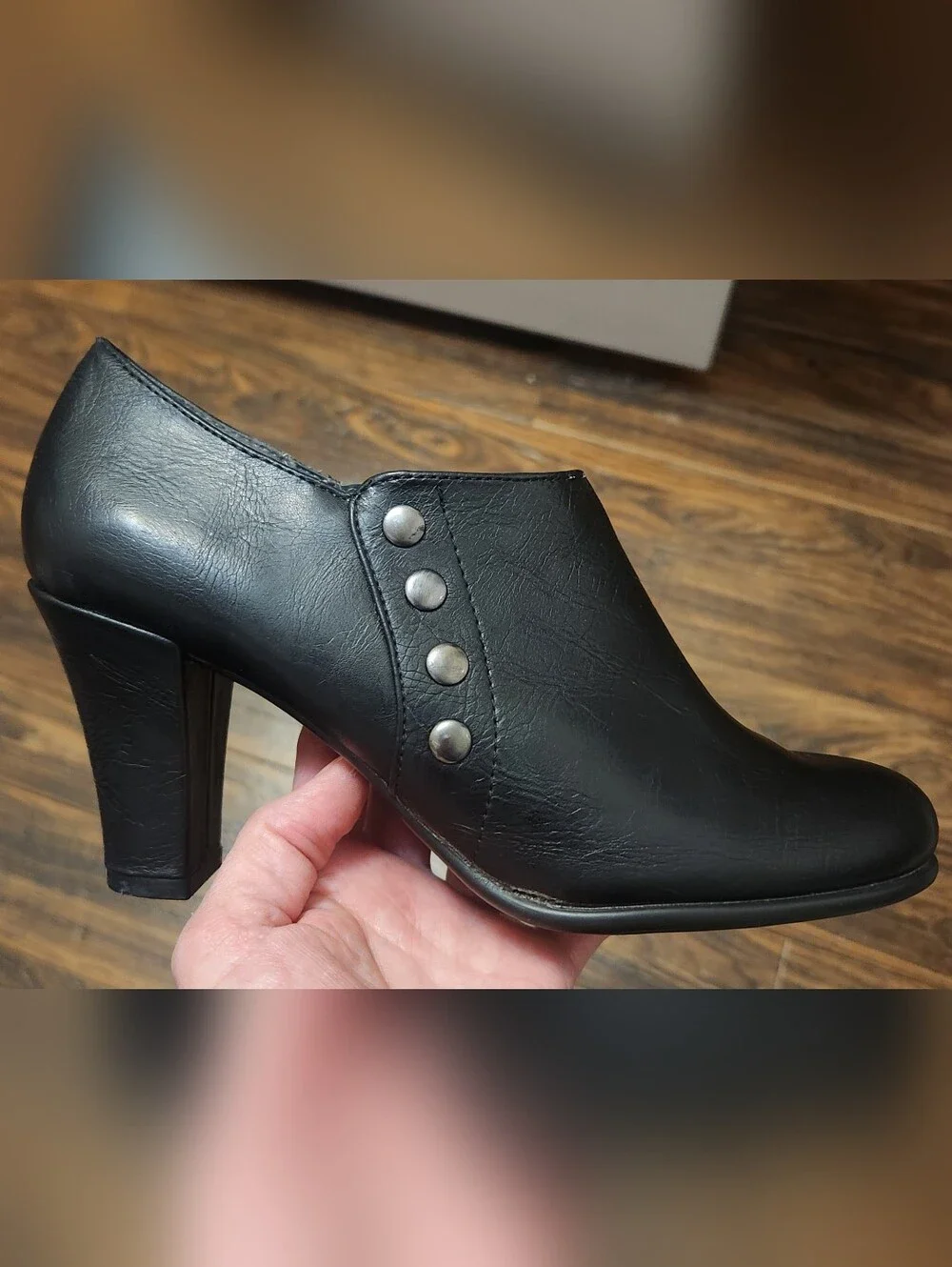 AEROSOLES refined black